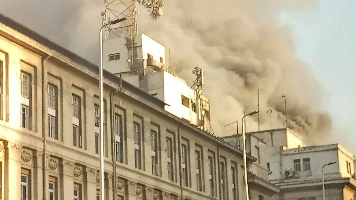 السيطرة على حريق مبنى سنترال رمسيس وسط القاهرة (فيديو)