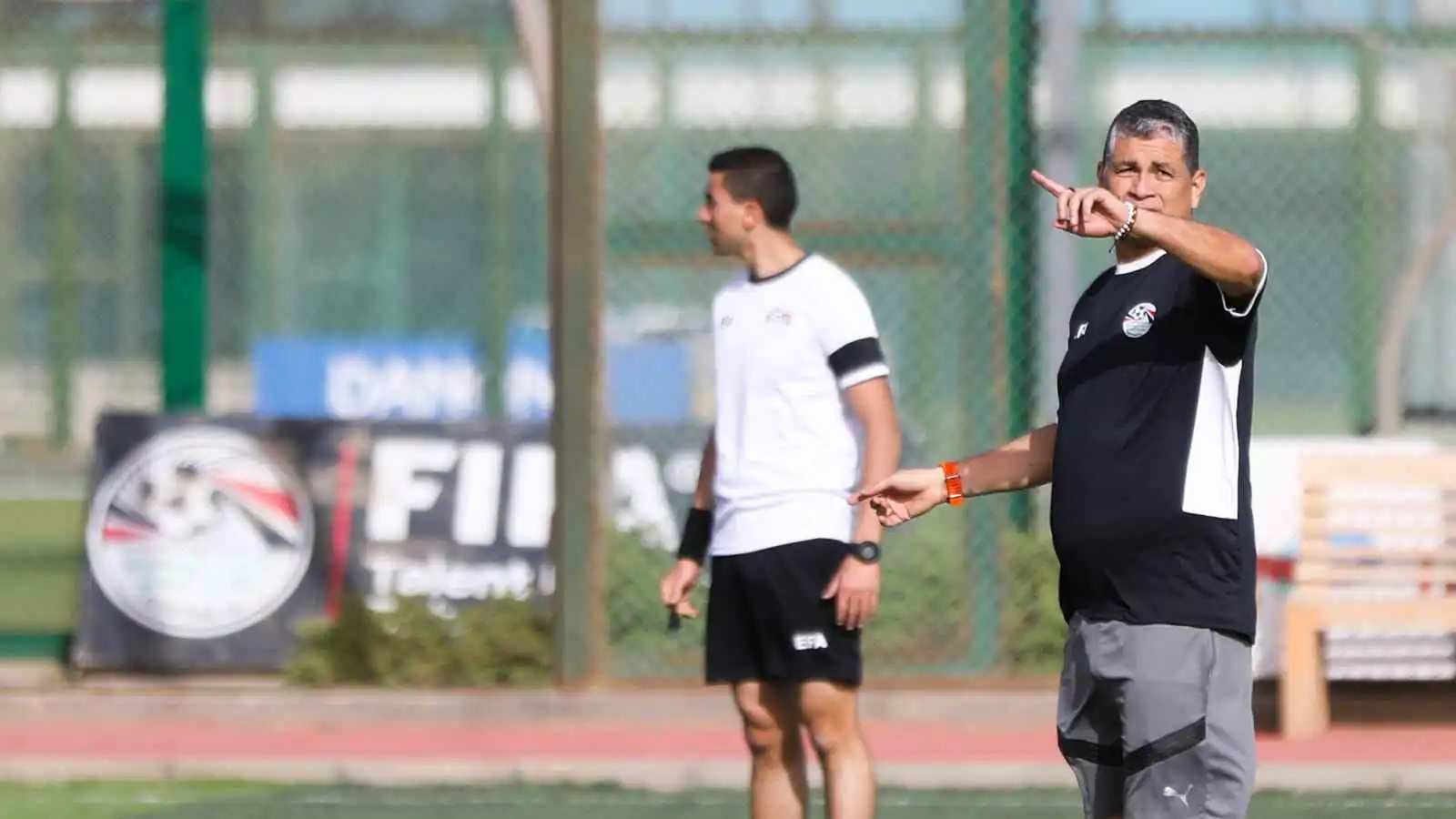 "وضع اليد طبيعي".. أوسكار رويز يحسم الجدل حول "أزمة" مباراة سيراميكا والأهلي