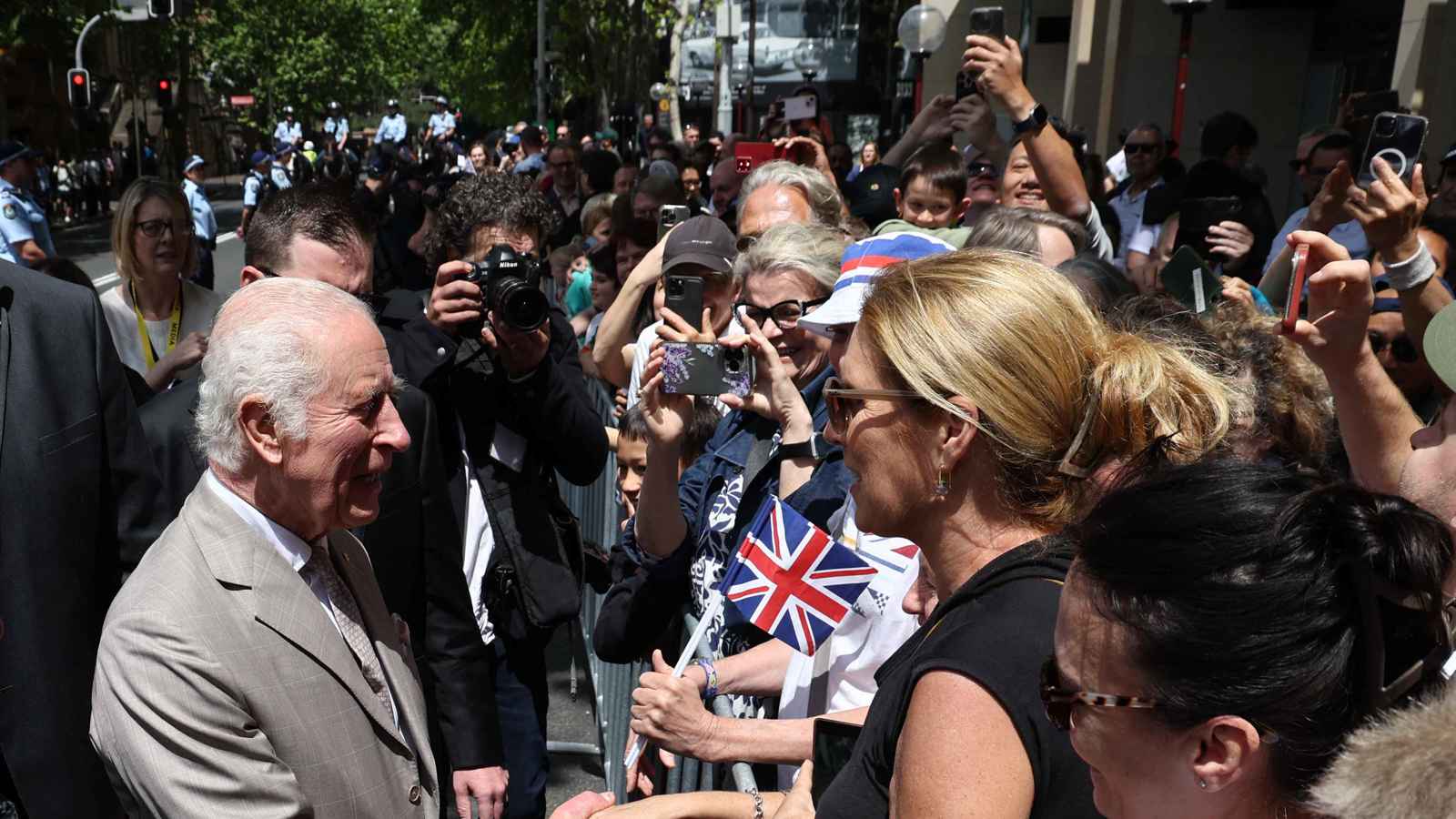 الملك تشارلز يجري أول جولة خارجية بعد إصابته بالسرطان (صور)