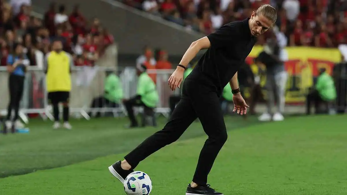 أول تعليق من مدرب فلامنغو على مفاوضات ناديه مع نجم الهلال