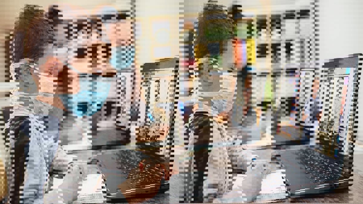 "التعليم عن بعد".. كيف نساعد أبناءنا على التأقلم؟