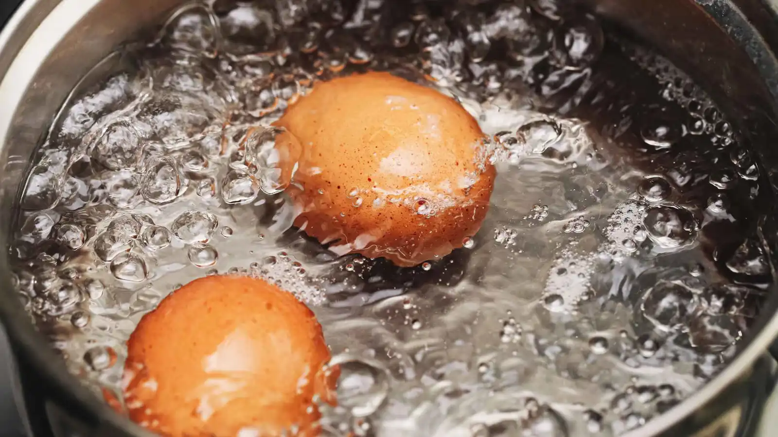 وداعاً للماء المغلي.. حيل سريعة وذكية لسلق البيض