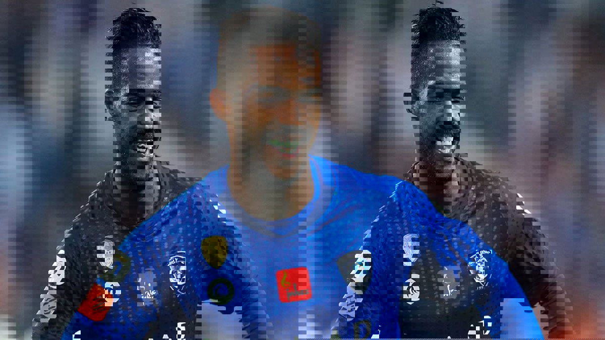 نواف العابد يعد الفنان الكويتي حسن البلام بالتسجيل في مباراة تتويج نادي الهلال السعودي بالدوري (فيديو)