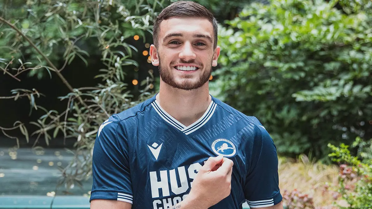 توتنهام يعلن إعارة لاعبه تروي باروت إلى ميلوول