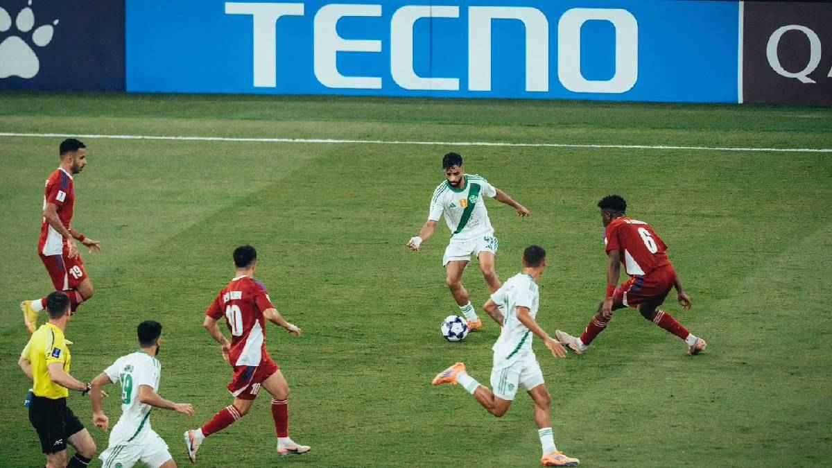 على طريقة فينيسيوس.. نجم الأهلي السعودي يعترض على استبداله أمام الشارقة (فيديو)