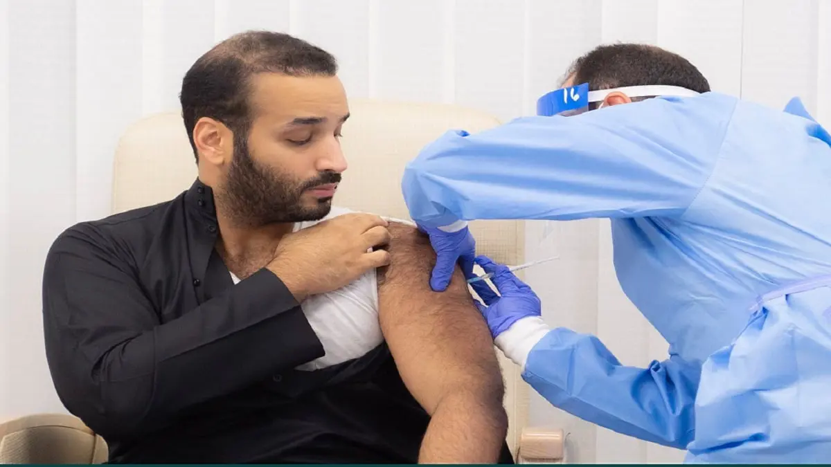 ولي العهد السعودي يتلقى الجرعة الأولى من لقاح كورونا (فيديو)
