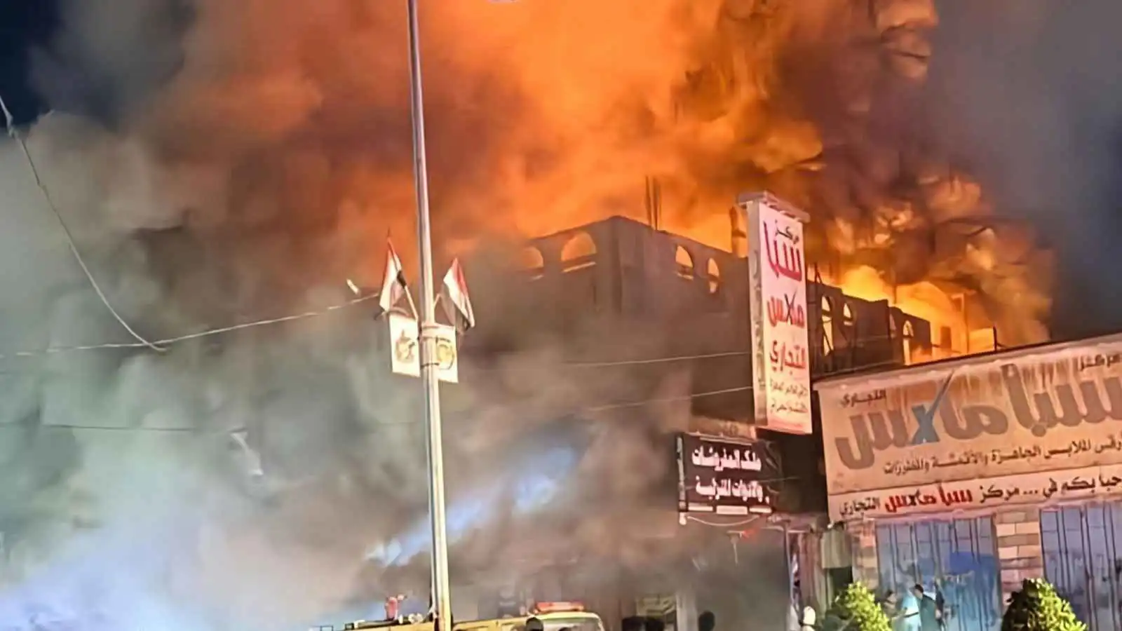 اليمن.. حريق هائل يلتهم مركزاً تجارياً في مأرب (فيديو وصور)