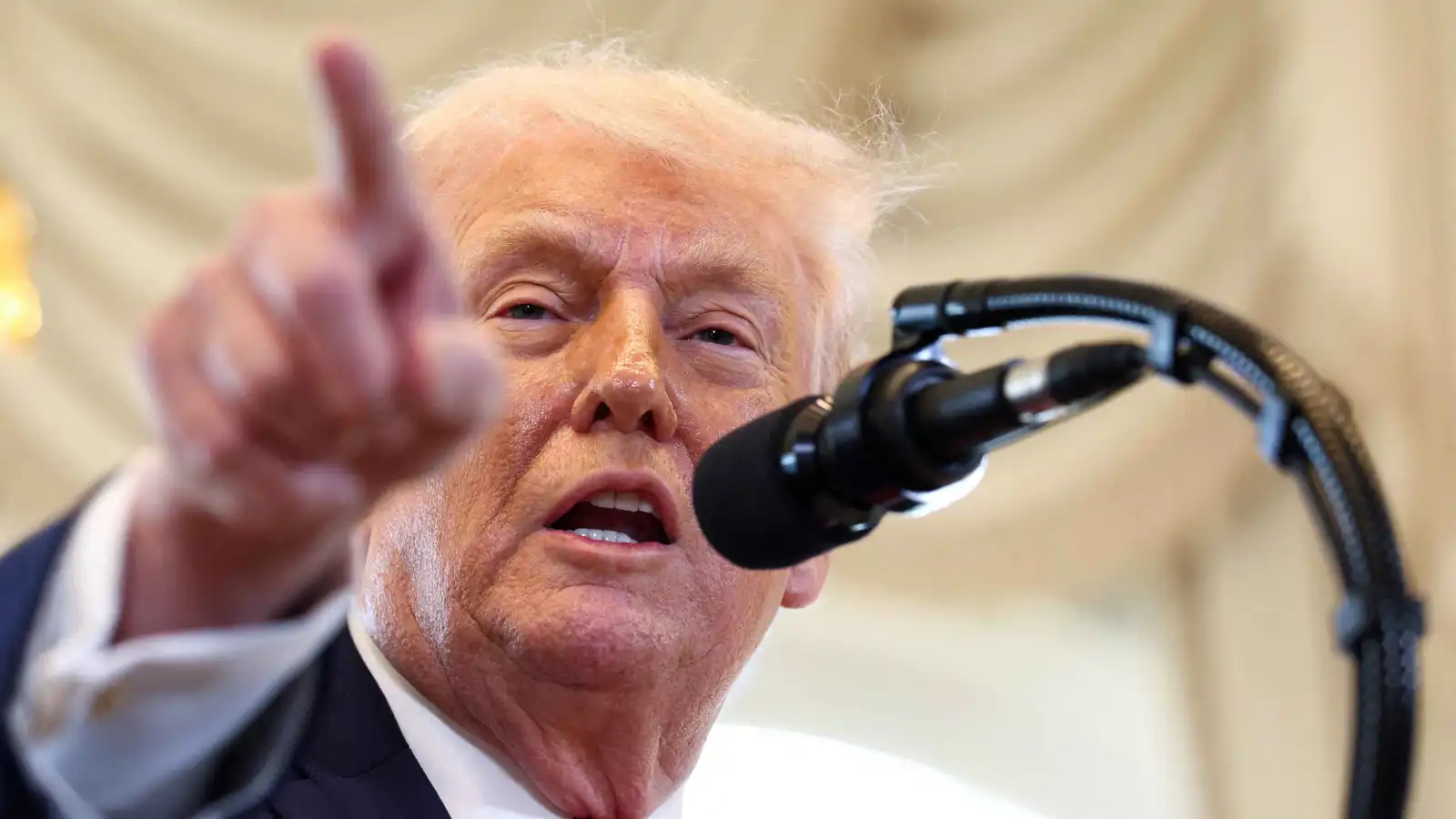 "استراتيجية الغموض".. ترامب يحبس طهران وتل أبيب في "لعبة الانتظار"