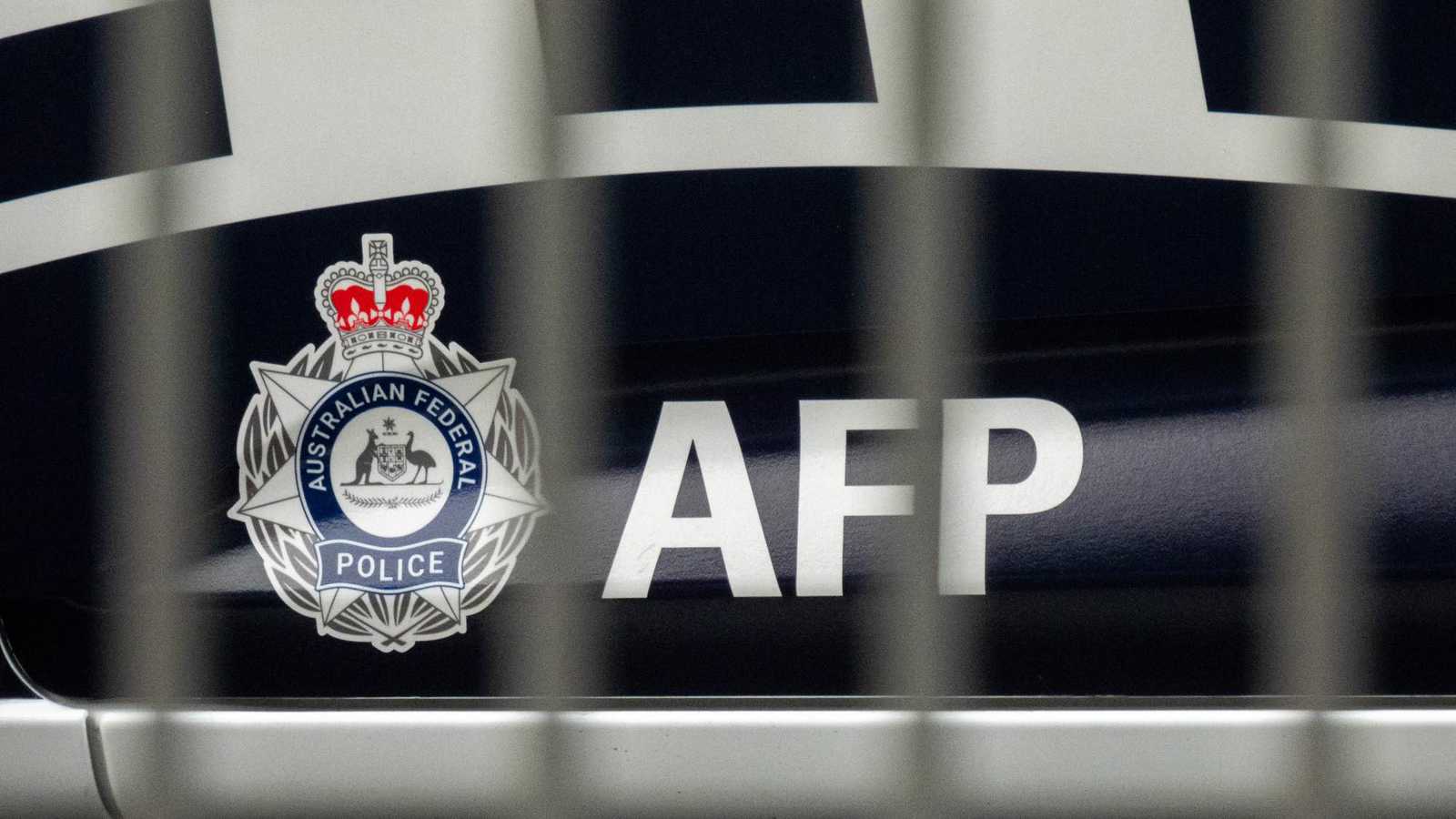 القبض على امرأة حاولت تهريب 15 كيلو مخدرات في أكياس "شاي" (صور)