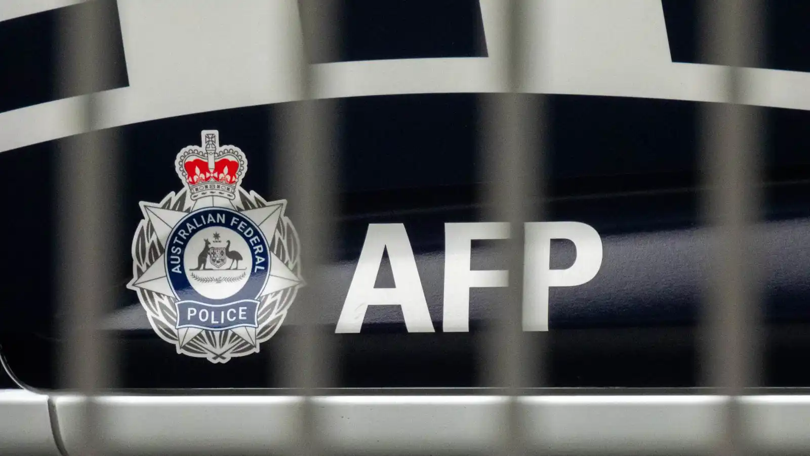 القبض على امرأة حاولت تهريب 15 كيلو مخدرات في أكياس "شاي" (صور)