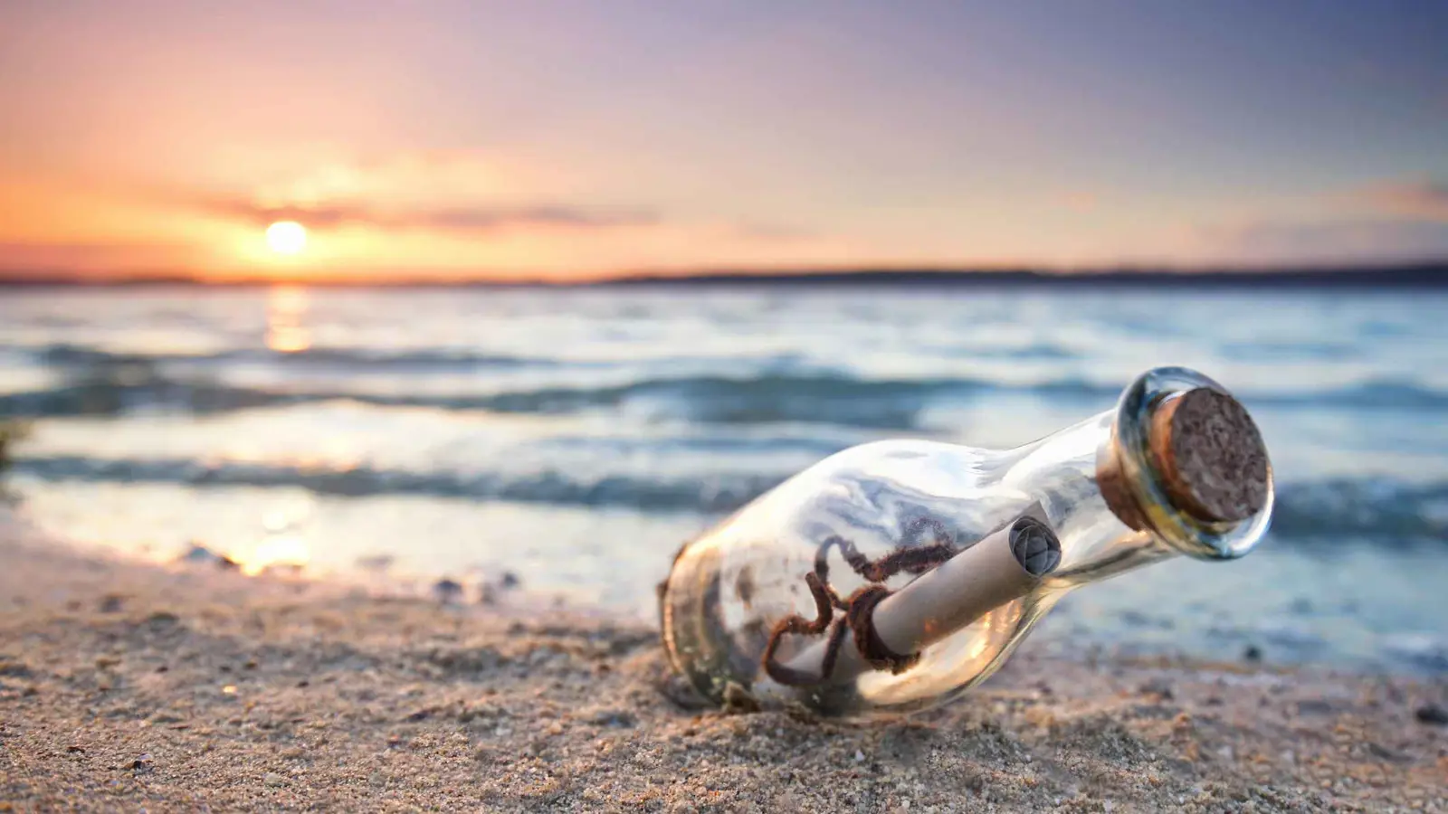 رسالة في زجاجة تعود إلى صاحبتها بالردّ بعد 31 عاما (صور)