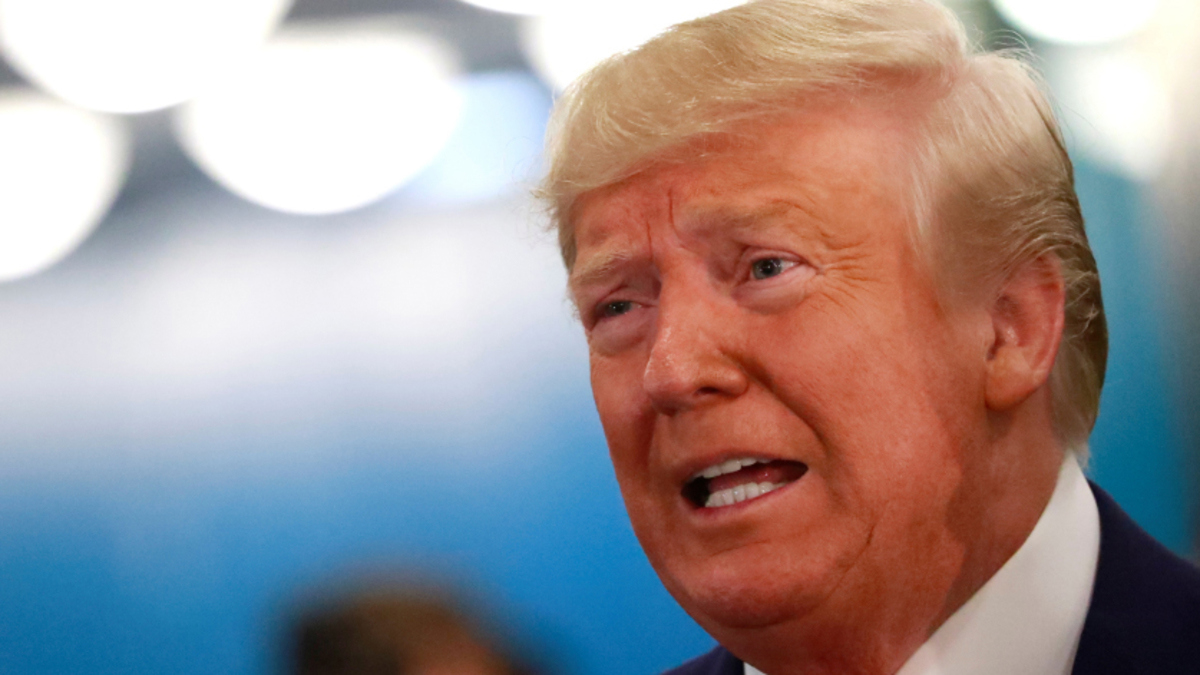 ترامب يأسف لإلغاء الزر الرئيسي في هاتف آيفون 11