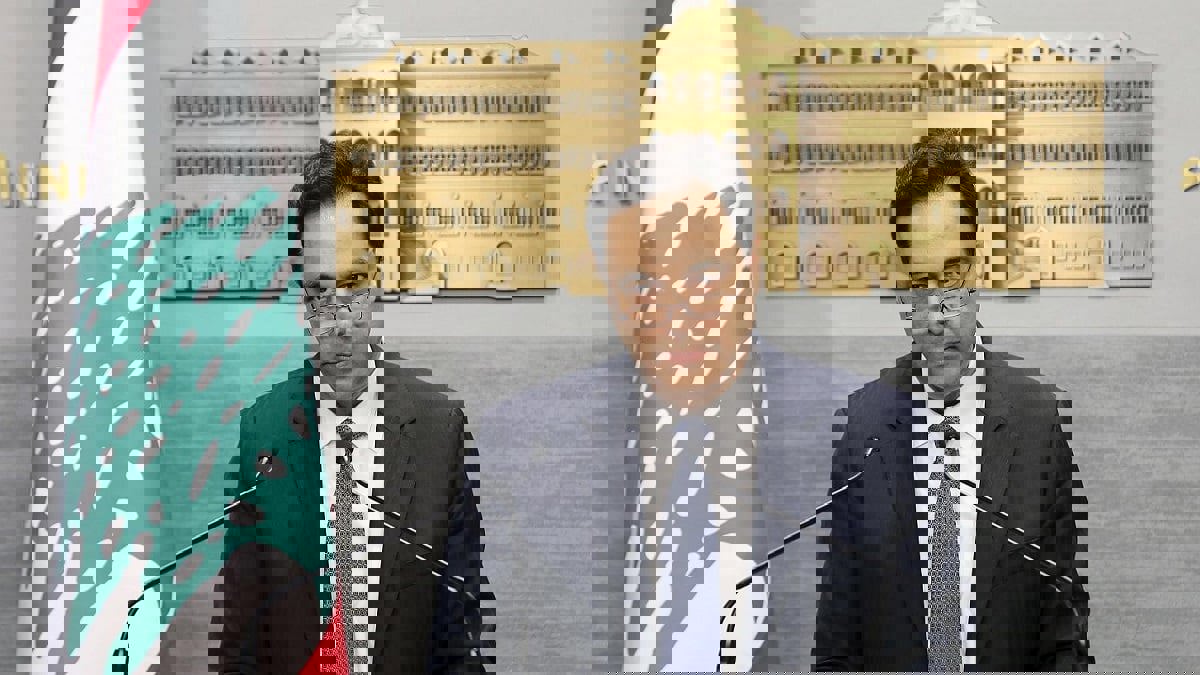 رئيس وزراء لبنان يتعهد بمحاسبة المسؤولين عن انفجار بيروت