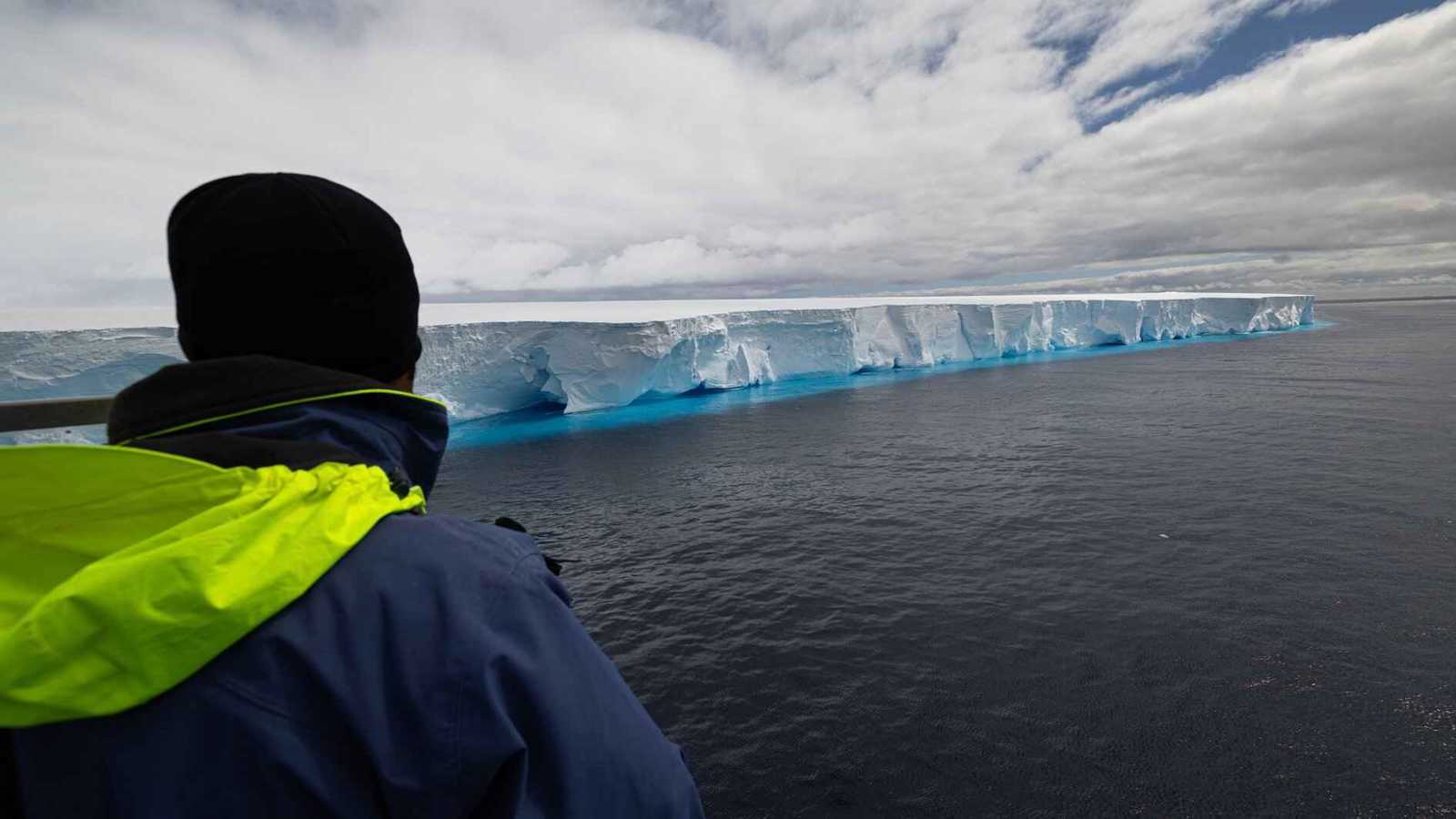 تفتت جبل جليدي ضخم في القارة القطبية الجنوبية (صور)