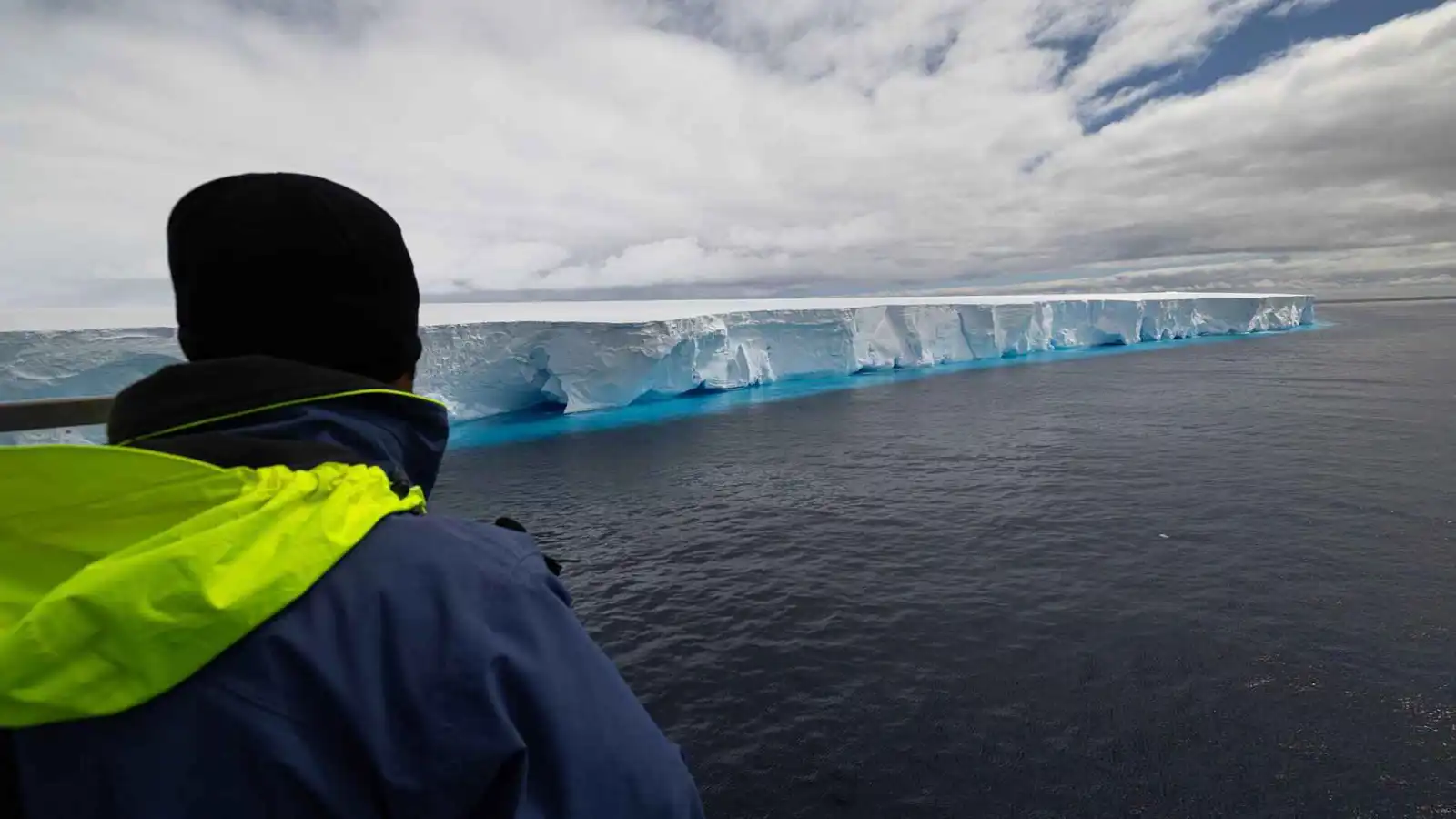 تفتت جبل جليدي ضخم في القارة القطبية الجنوبية (صور)