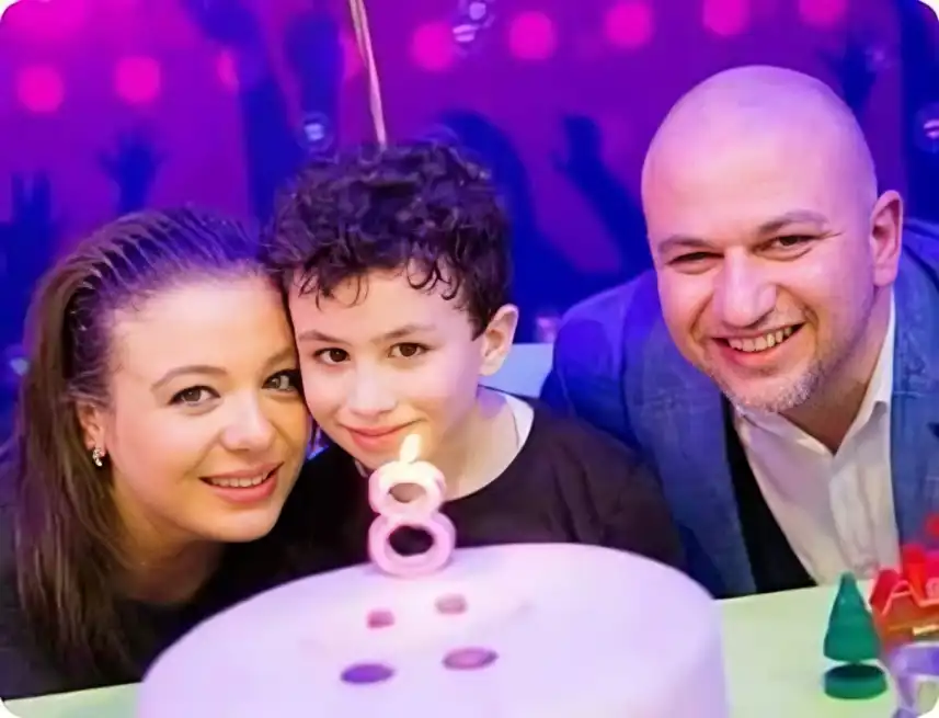 أناهيد فياض وزوجها وطفلها الراحل كرم