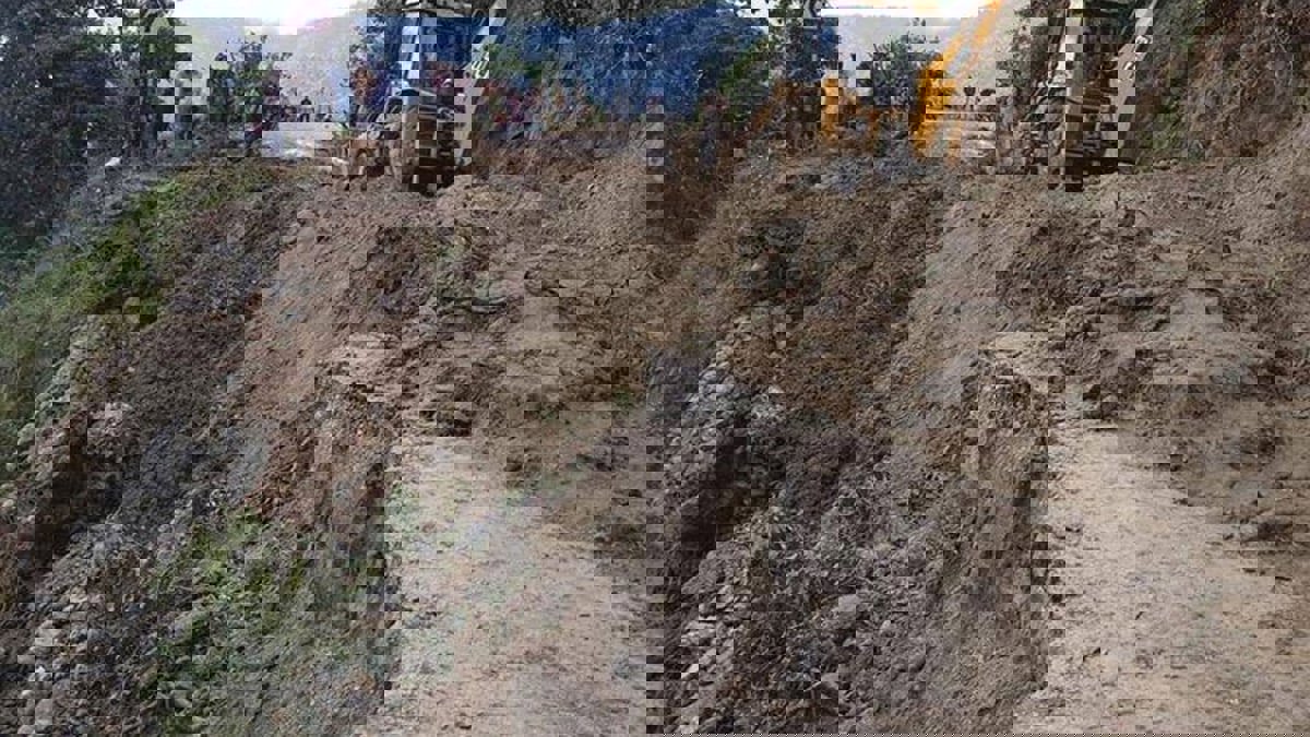 انهيار أرضي كبير يبتلع سيارة في الكويت