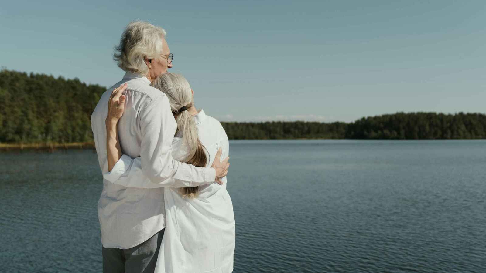 السعادة تتزايد بين كبار السن وتتناقص بين الشباب.. إليك السبب