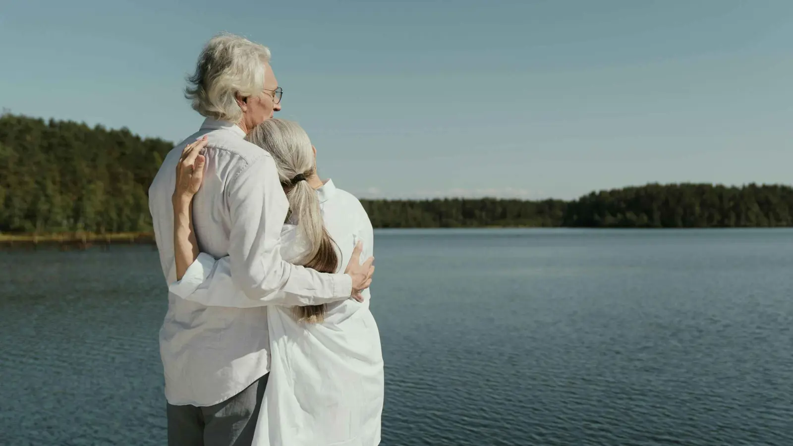 السعادة تتزايد بين كبار السن وتتناقص بين الشباب.. إليك السبب