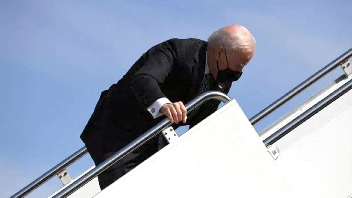 ترامب جونيور يسخر من "سقطة" بايدن (فيديو)