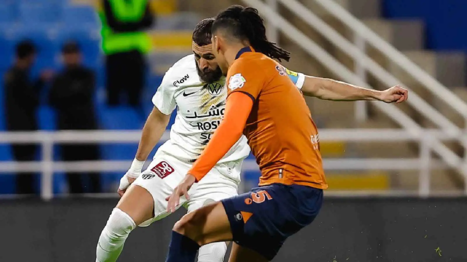 لا يزال يحتفل بالفوز على الهلال.. كيف تخلى بنزيما عن "كرمه" أمام الفيحاء؟