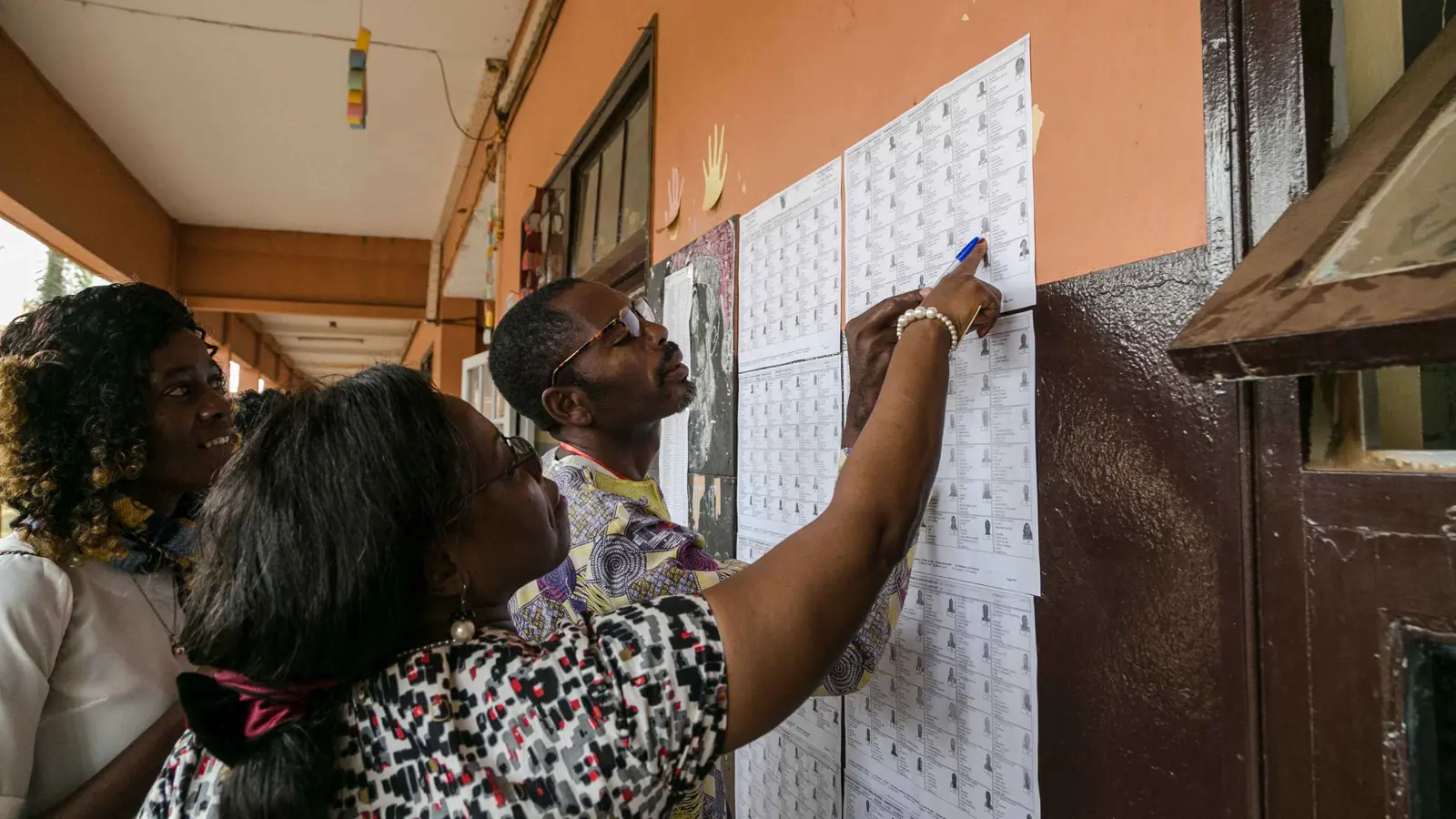 هيرام إيودي.. شاب يتحدى "حكم الشيوخ" بانتخابات الكاميرون