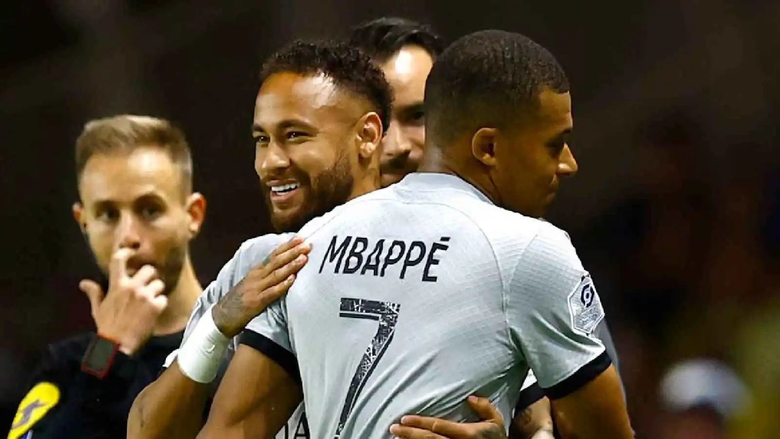 تعليق مفاجئ من مبابي حول مشاركة نيمار في كأس العالم (فيديو)