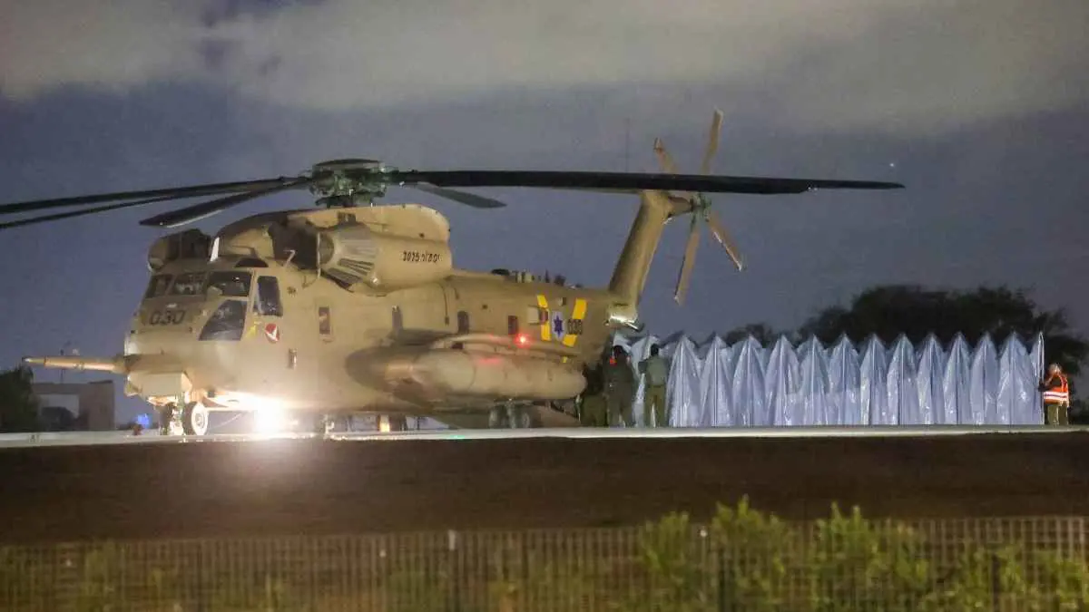 لحظة تسلم الجيش الإسرائيلي المحتجزات ولقائهن عائلاتهن (فيديو)