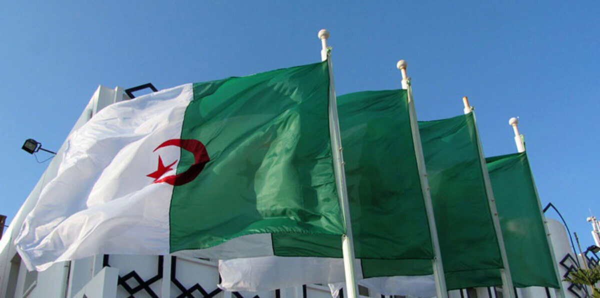 الجزائر تقرر مراقبة كافة الاتصالات الهاتفية والإلكترونية