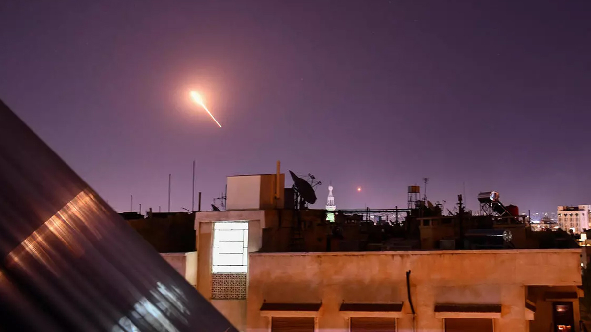 بينهم 3 جنود.. مقتل 10 أشخاص في عدوان إسرائيلي على سوريا