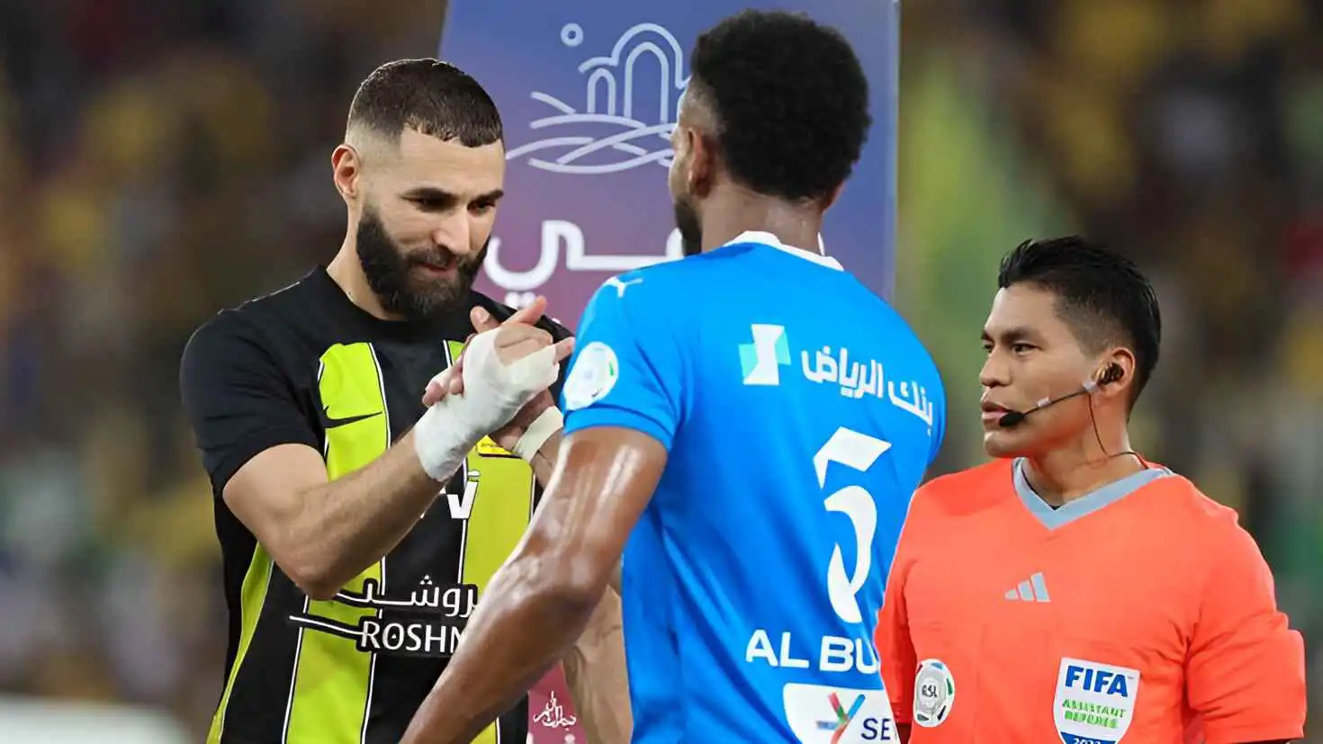 بنزيما يطلب علي البليهي (فيديو)