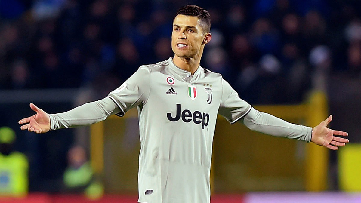 هل أصدرت البرتغال قرارًا بسحب الأوسمة الفخرية من كريستيانو رونالدو؟