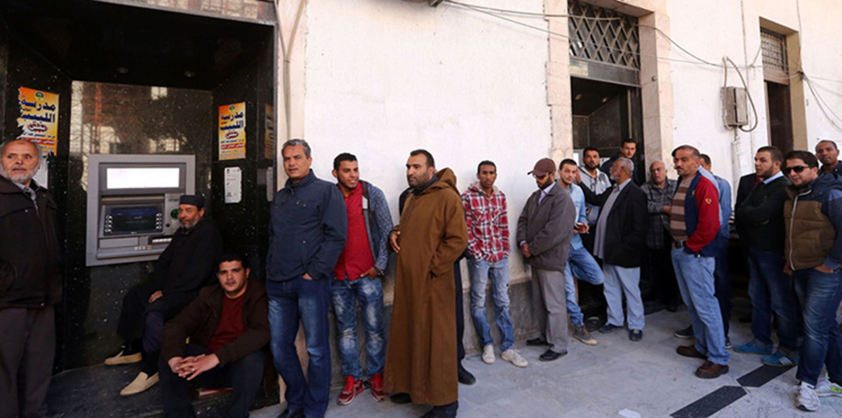 تحت ظل حكومة الوفاق.. كيف تقوم الجماعات المسلحة بنهب البنوك الليبية؟