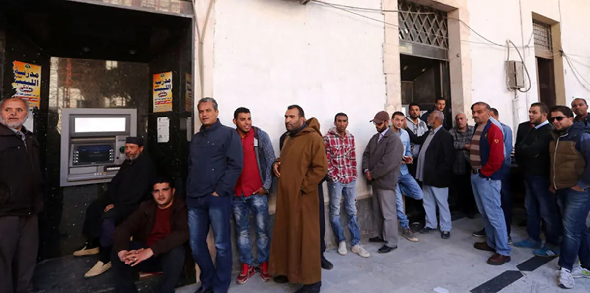 تحت ظل حكومة الوفاق.. كيف تقوم الجماعات المسلحة بنهب البنوك الليبية؟