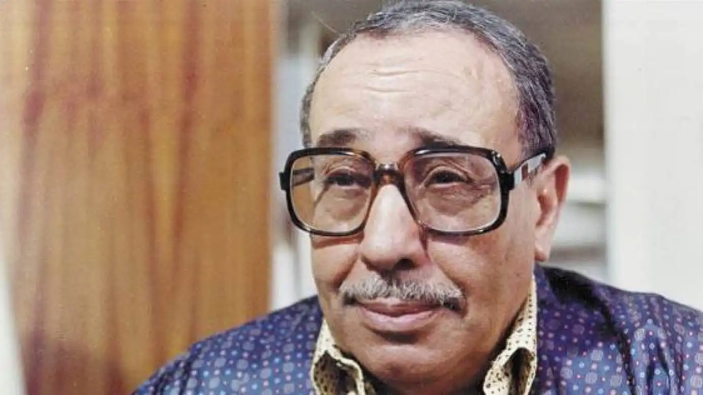 "الأستاذ والزعيم".. فؤاد المهندس يمنح عادل إمام "أسرار" النجومية