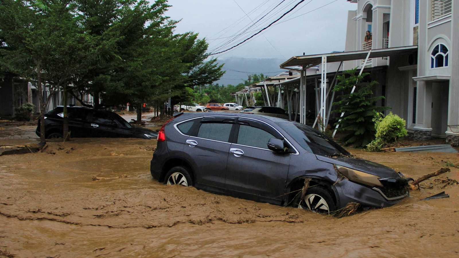 69 قتيلا وفقدان 59 جراء الفيضانات في إندونيسيا (فيديو)