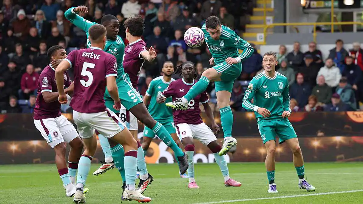 ليس صلاح فقط.. 3 نجوم فجروا غضب جماهير ليفربول أمام بيرنلي