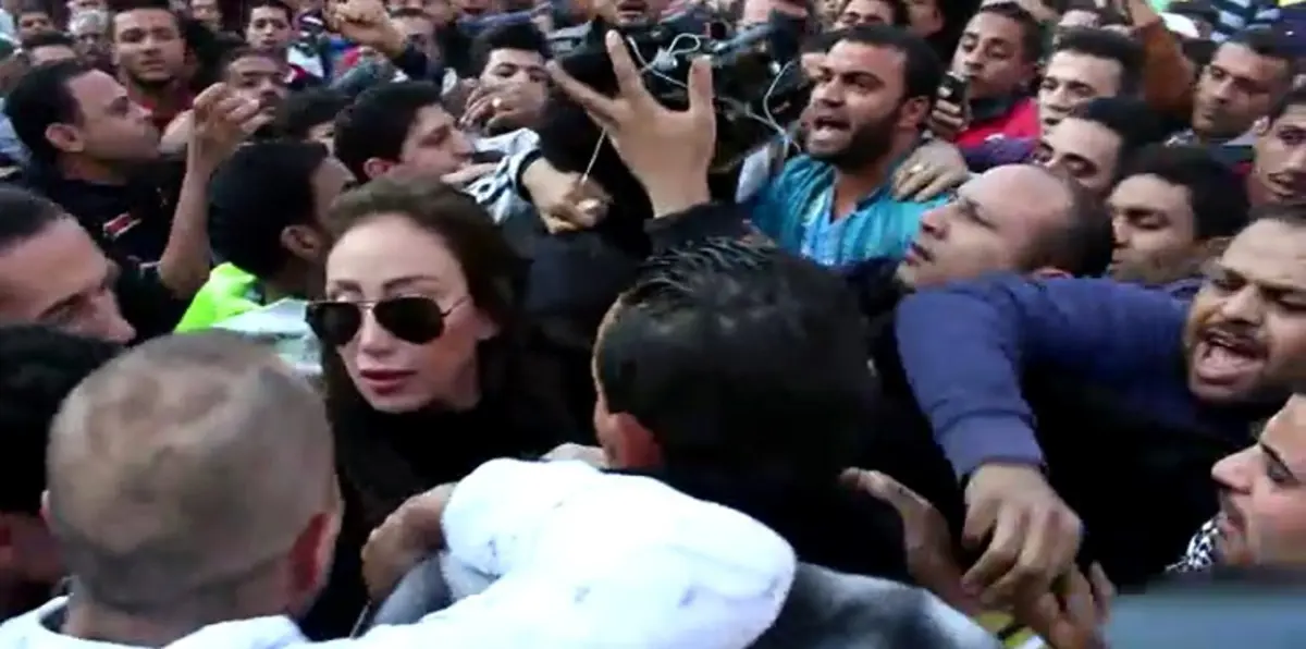 طرد ريهام سعيد وأحمد موسى من محيط كاتدرائية العباسية عقب الانفجار (فيديو)