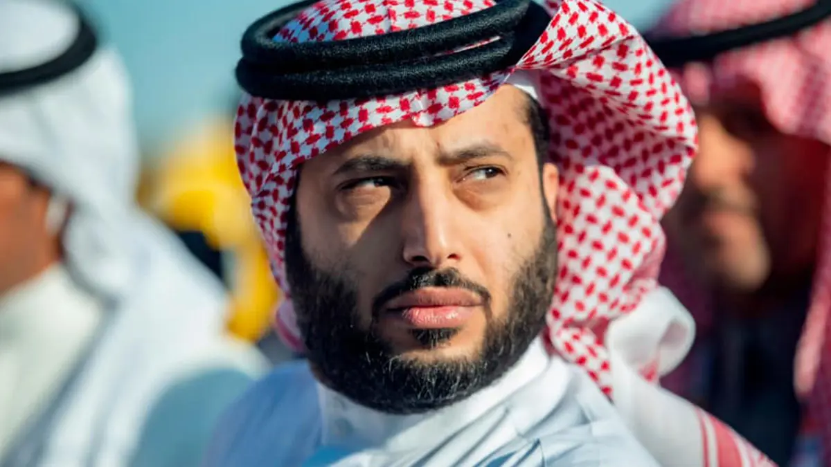 تركي آل الشيخ يرتدي قميص نادي الهلال ويُقبل شعاره قبل مواجهة أوراوا في نهائي دوري أبطال آسيا (صورة)