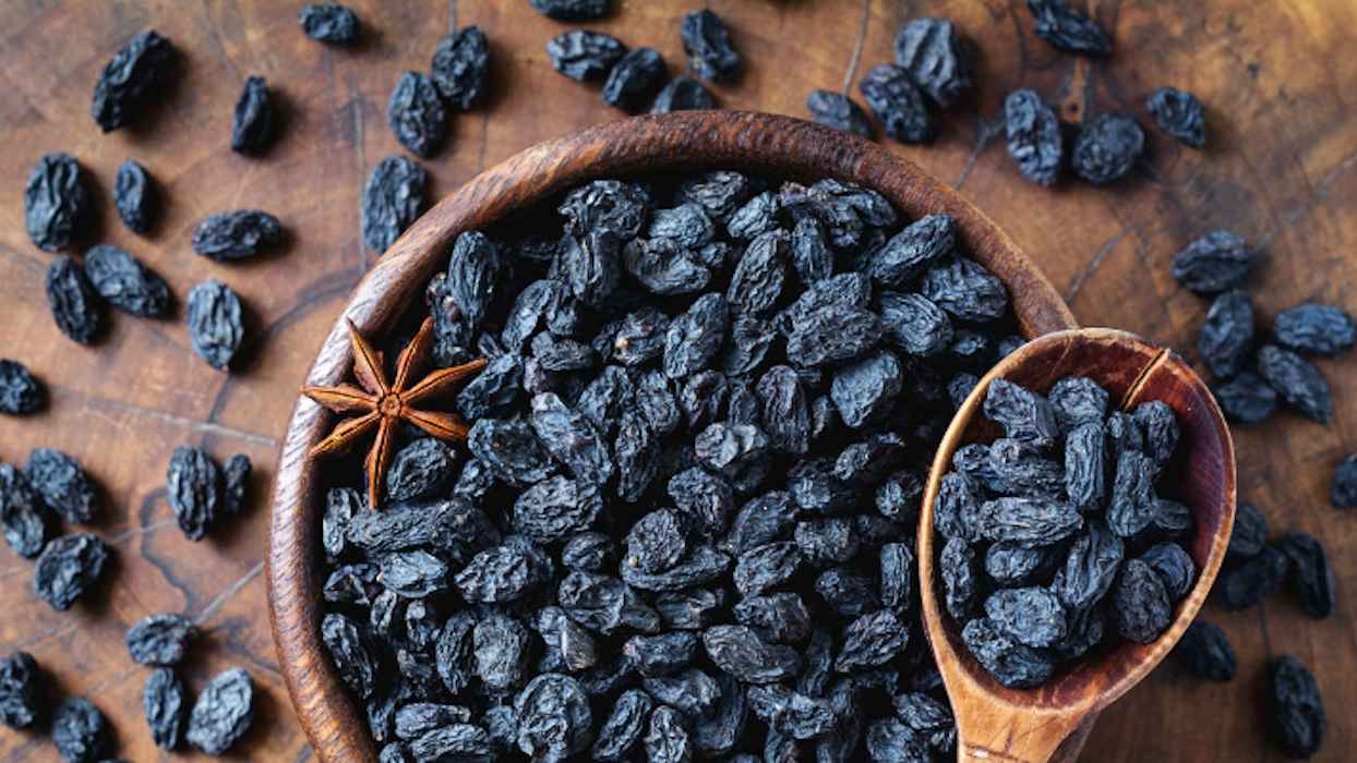 فوائد ومناعة.. تناولوا الزبيب الأسود "المنقوع"