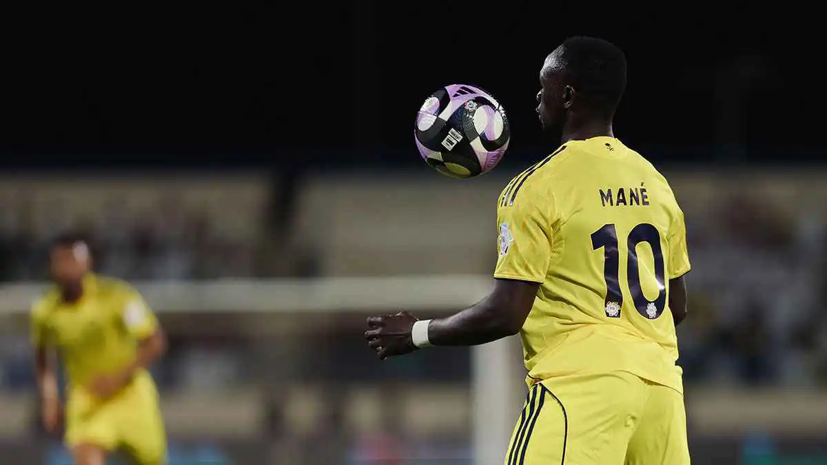 بطاقة حمراء.. 6 خبراء يحسمون الجدل حول لقطة ماني أمام الأخدود (فيديو)