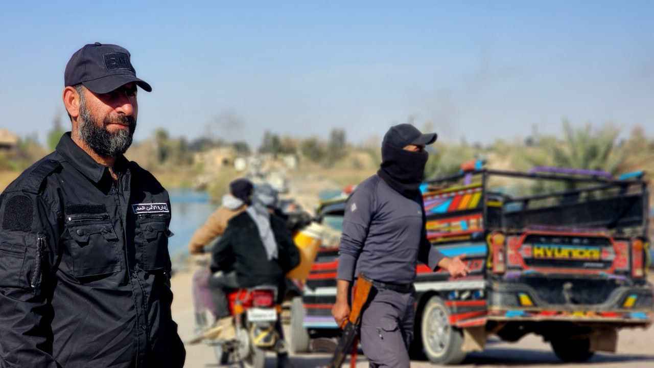 ارتكب انتهاكات ضد السجينات.. اعتقال أحد "أخطر" فلول الأسد في إدلب (صور)