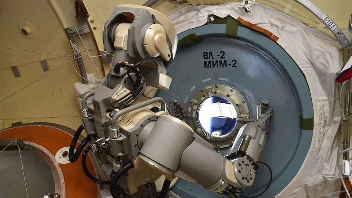 روبوت روسي يساعد رواد الفضاء في المحطة الدولية (فيديو)