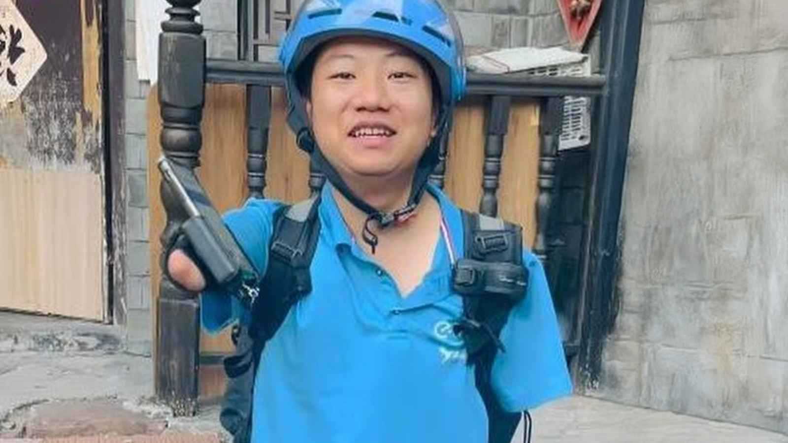 ديليفري بلا ذراعين.. كيف تحدى شاب صيني المستحيل؟ (فيديو إرم)