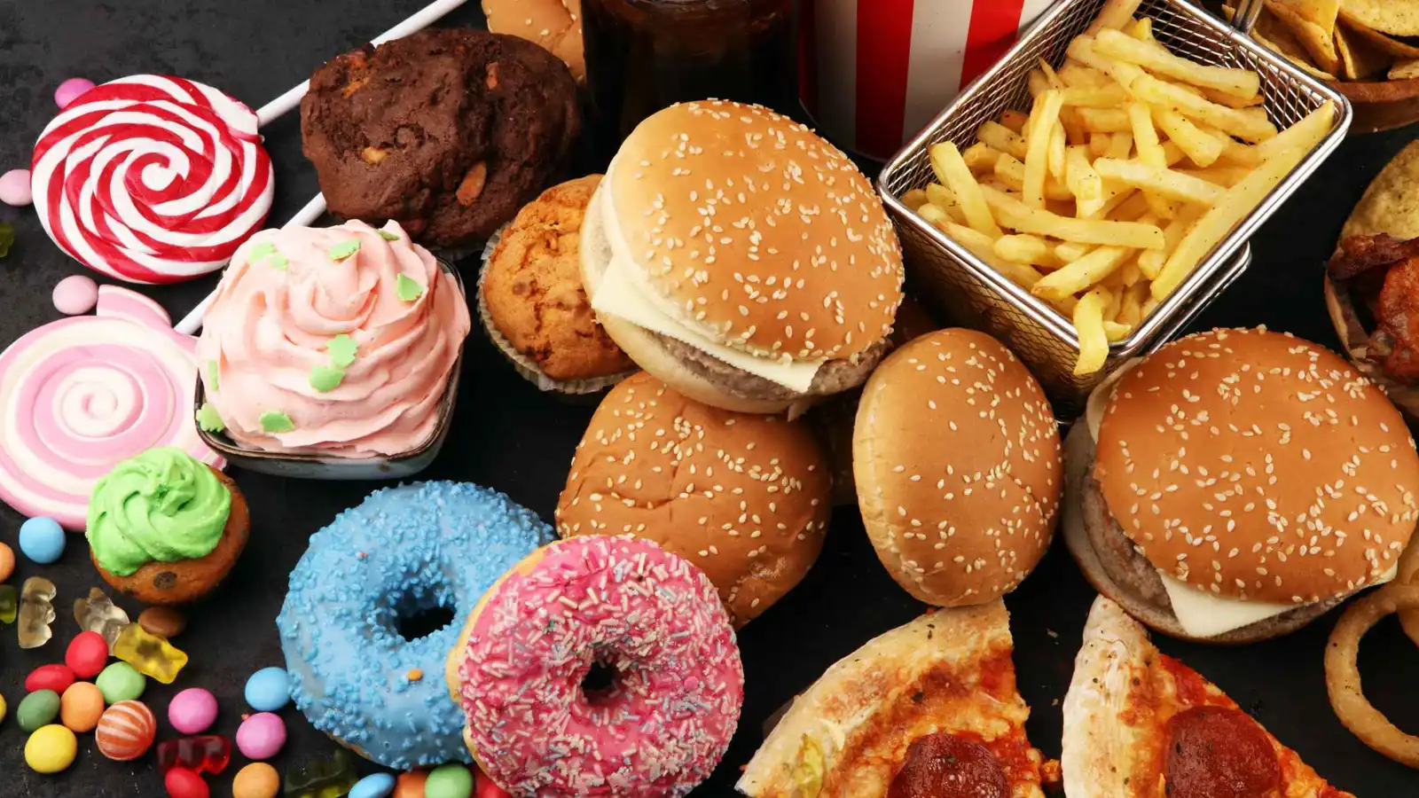 باحثون: يجب تنظيم الأطعمة فائقة المعالجة تماما كالتبغ