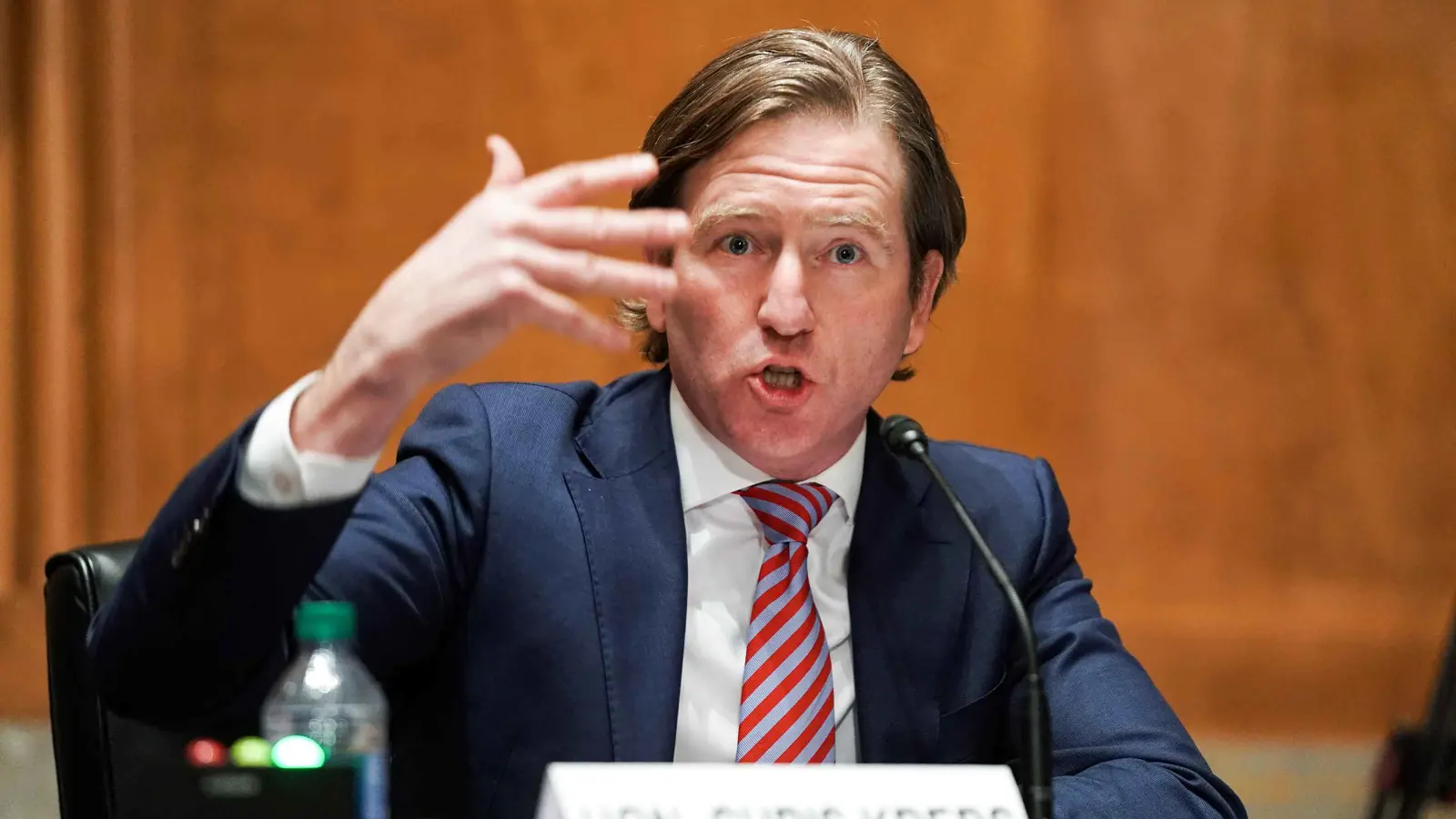 تصفية حسابات.. ترامب يوجّه بالتحقيق مع رئيس سابق للأمن السيبراني