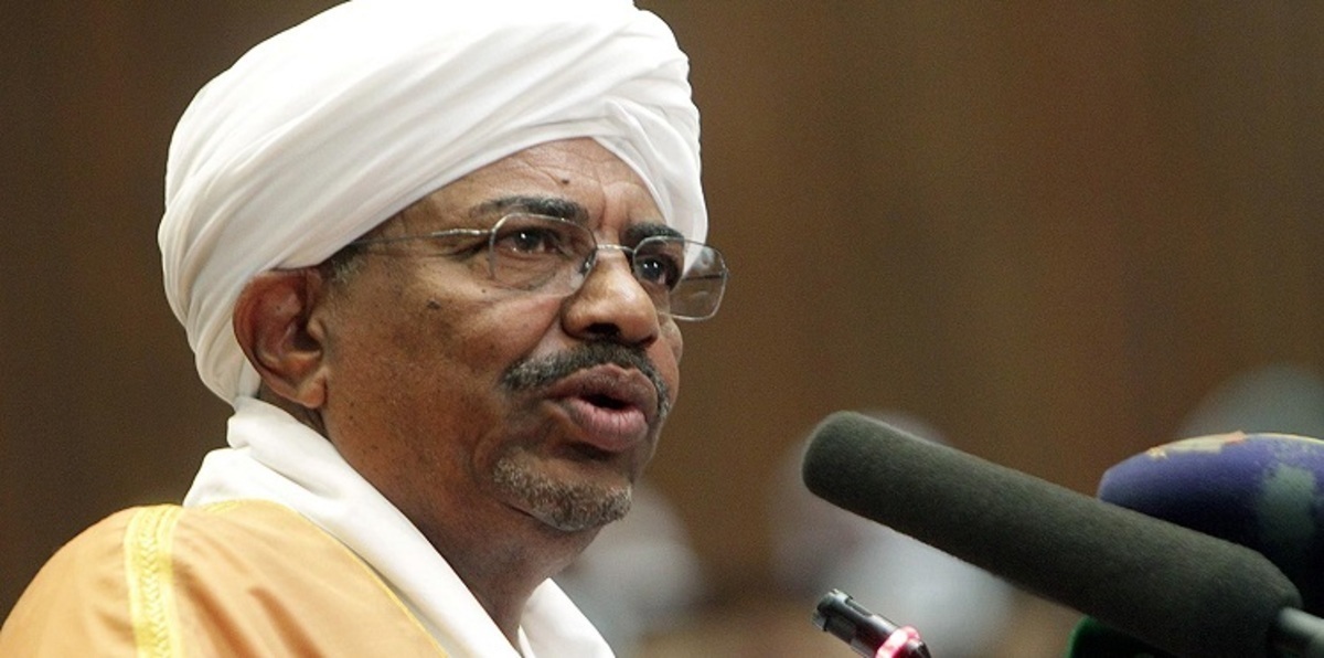 البشير مدافعًا عن تقليص دعم الوقود: لا نخاف دفع الثمن السياسي