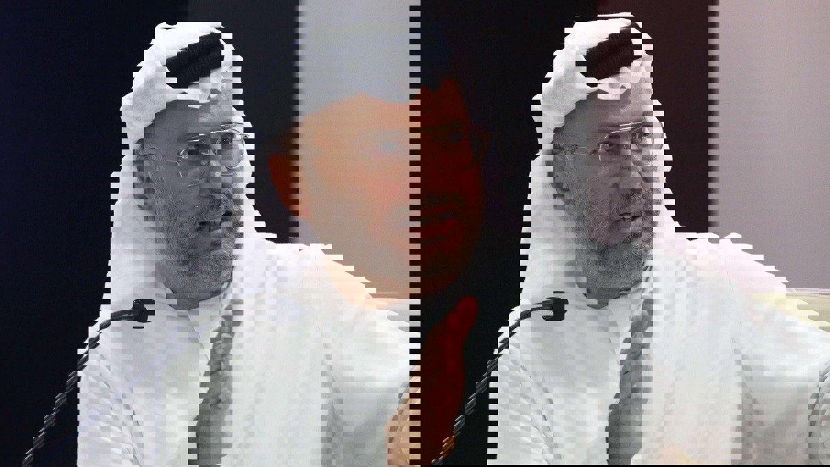 قرقاش يرد على حمد بن جاسم  بأبيات شعر من قصيدة لأحمد شوقي