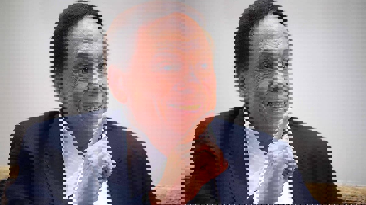 أحدث ظهور لعادل إمام يثير الجدل.. ما قصة الصورة مع شقيق هاني رمزي؟