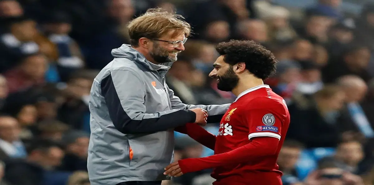 هكذا داعب يورغن كلوب لاعبه محمد صلاح بعد التتويج بجائزة أفضل لاعب في الدوري الانجليزي‎ (فيديو)
